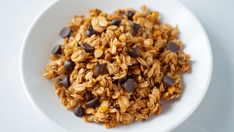 Granola maison façon banana bread : la recette croquante aux pépites de chocolat parfaite pour le petit-déj gourmand