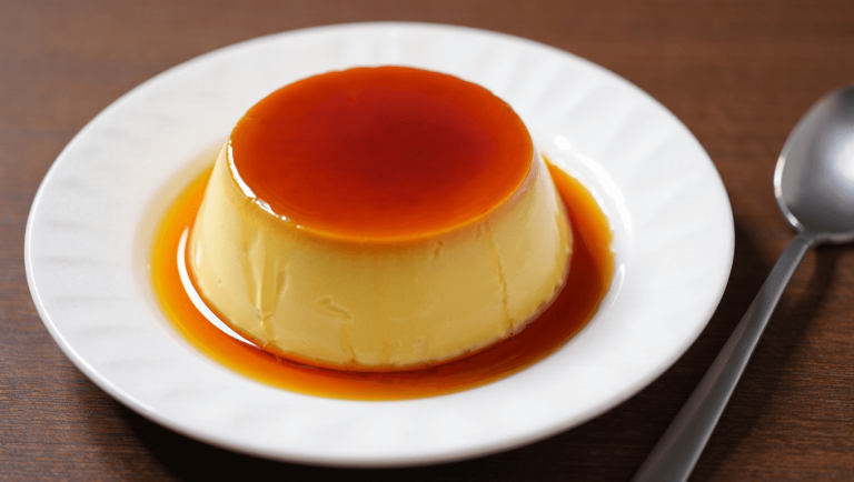 Crème au caramel : les astuces de notre chef pour réussir ce dessert régressif et gourmand