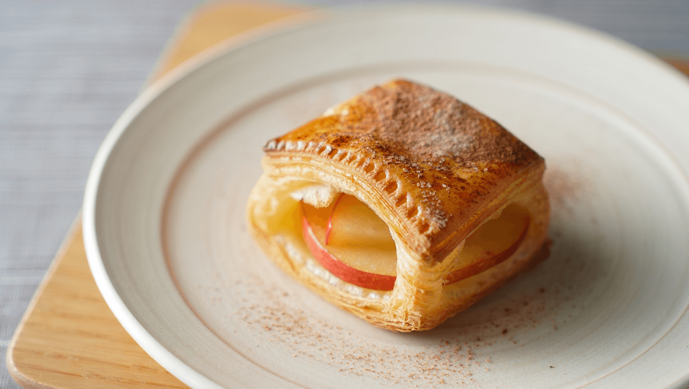 Pommes au four feuilletées à la cannelle : la recette simple et irrésistible avec seulement 4 ingrédients