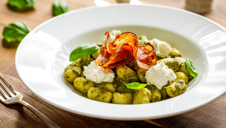 En 15 minutes, cette recette de gnocchi au pesto, ricotta et coppa va remplacer vos pâtes