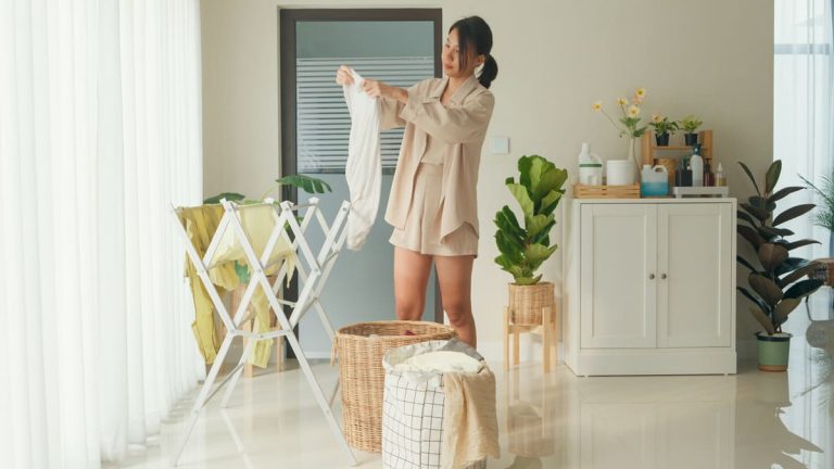 This €19 retractable clothesline dries laundry fast
