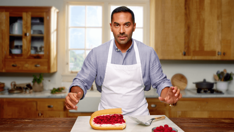 Cyril Lignac révèle son gâteau roulé aux framboises express (15 minutes seulement)