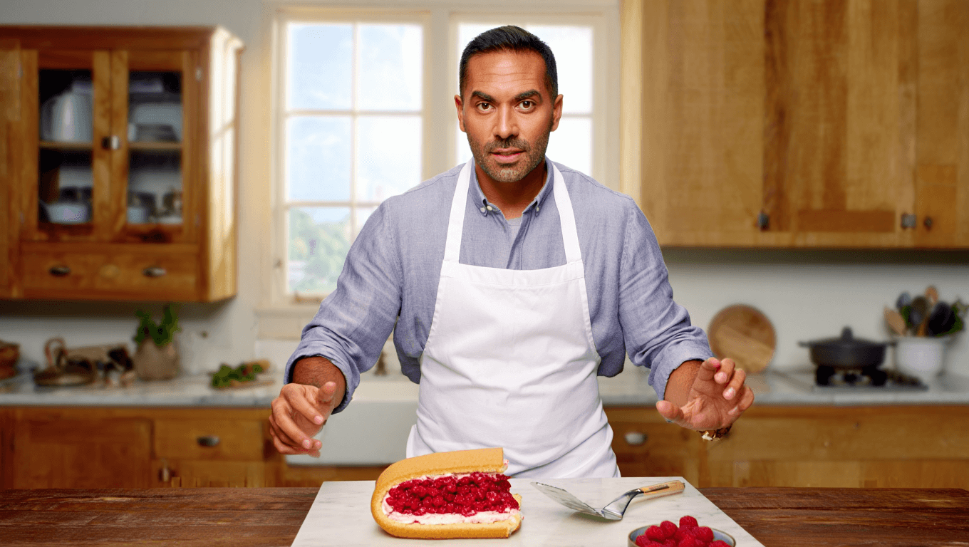 Cyril Lignac révèle son gâteau roulé aux framboises express (15 minutes seulement)