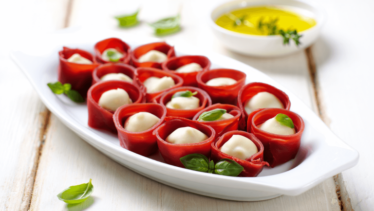 Un apéro ultra facile qui va bluffer vos invités : voici la recette de tortellinis de bresaola au chèvre