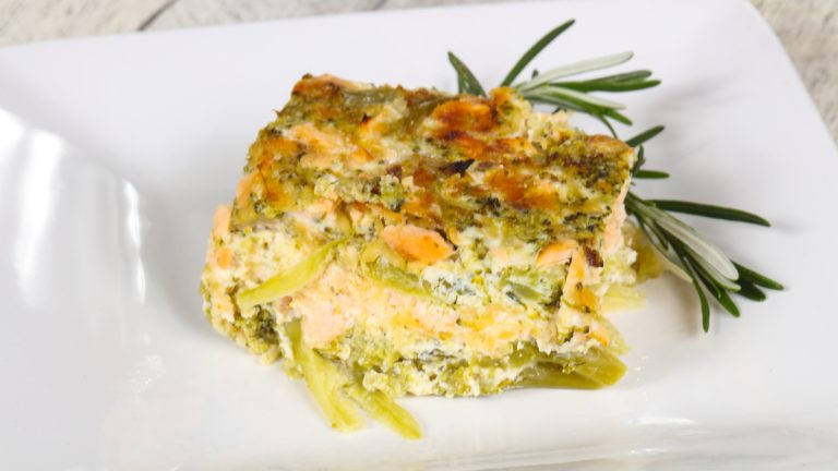 On mange quoi ce vendredi 10 octobre ? Optez pour ce gratin brocolis-saumon facile et délicieux !