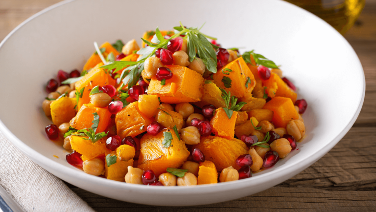 On mange quoi le mercredi 08 octobre ? Une délicieuse salade tiède à la courge butternut, pois chiches, grenade et vinaigrette à l'orange