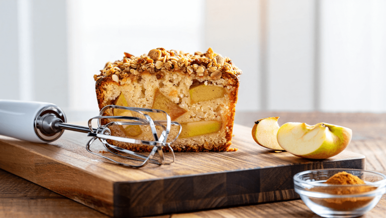 Un gâteau aux pommes sans sucres ajoutés, bluffant et prêt avec un simple mixeur plongeant