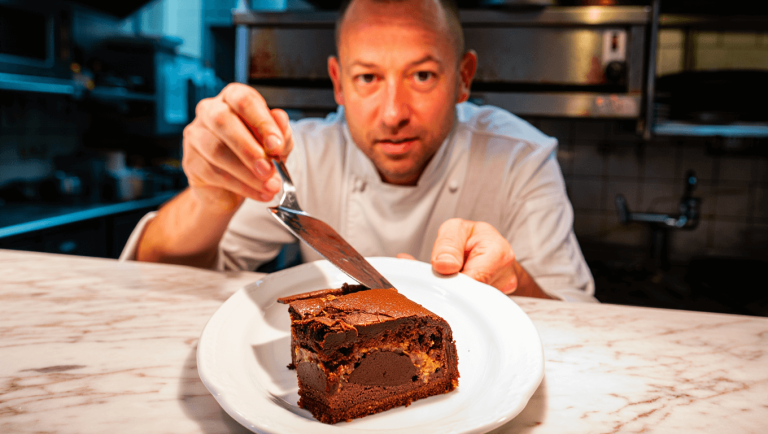 L’astuce de Philippe Etchebest pour transformer un simple gâteau au chocolat en pur plaisir