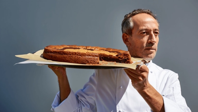 Cyril Lignac partage son goûter préféré quand il fait froid : un brookie coulant au chocolat à tomber