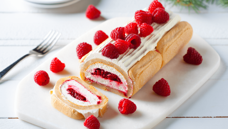 Dessert de Noël : cette bûche façon charlotte aux framboises facile à préparer va épater vos invités