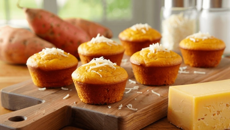 Nina Métayer dévoile sa recette de petits muffins à la patate douce et au Comté, idéale pour l’apéro
