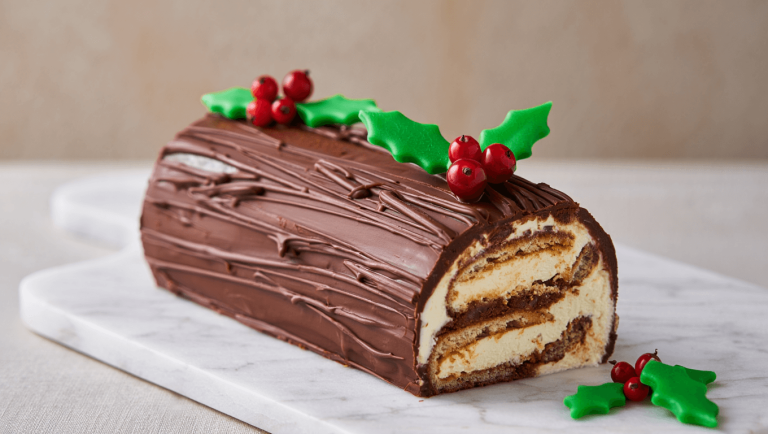 Bluffez vos invités avec cette bûche de Noël Tiramisu très facile à préparer !