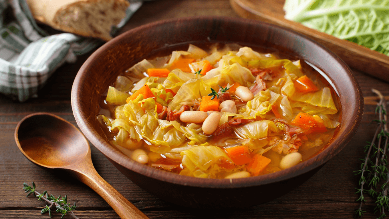 Connaissez-vous la garbure ? Cette soupe de chou originaire du Sud-Ouest est indéniablement la recette idéale pour la saison !