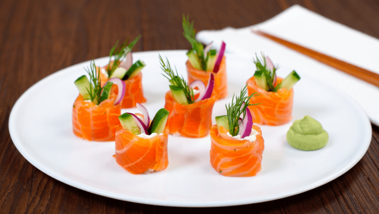 Apéritif de Noël : nos petits roulés au saumon façon makis vont régaler tout le monde !