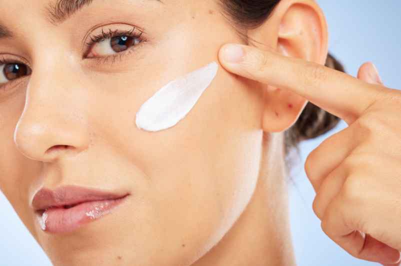 Is Calecim's Eye Contour Lifting Cream Your Answer to Puffy Eyes Every Morning? Knead to Cook