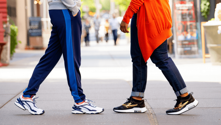 Katie Holmes, Mindy Kaling, and More Stars Reminded Us of the Comfy Shoe Style We Need Ahead of Walking-Heavy Days