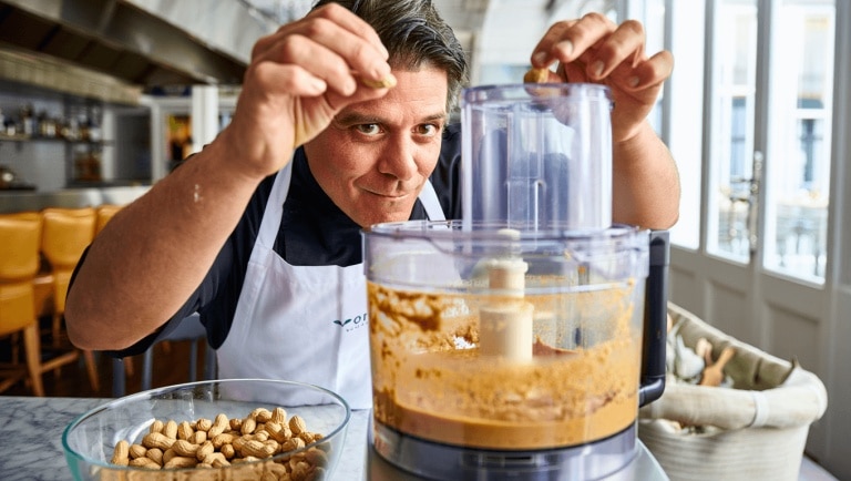 3 min et moins de 3 € : l'astuce géniale d'un chef pour faire son beurre de cacahuète maison