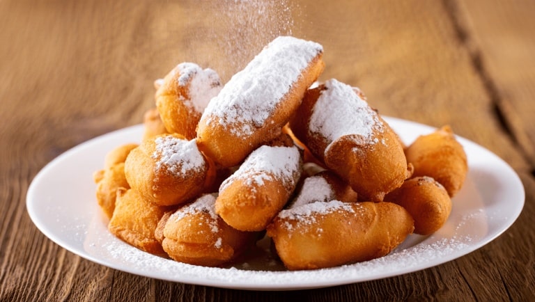 Cette recette de beignets de carnaval est la plus recherchée en France pour Mardi Gras (et on comprend pourquoi !)