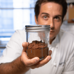 Pas de four, pas de balance, pas de vaisselle… Ce chef dévoile sa recette de gâteau au chocolat express