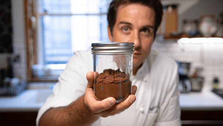 Pas de four, pas de balance, pas de vaisselle… Ce chef dévoile sa recette de gâteau au chocolat express