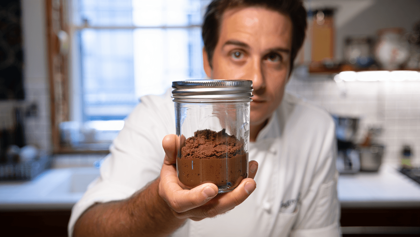 Pas de four, pas de balance, pas de vaisselle… Ce chef dévoile sa recette de gâteau au chocolat express