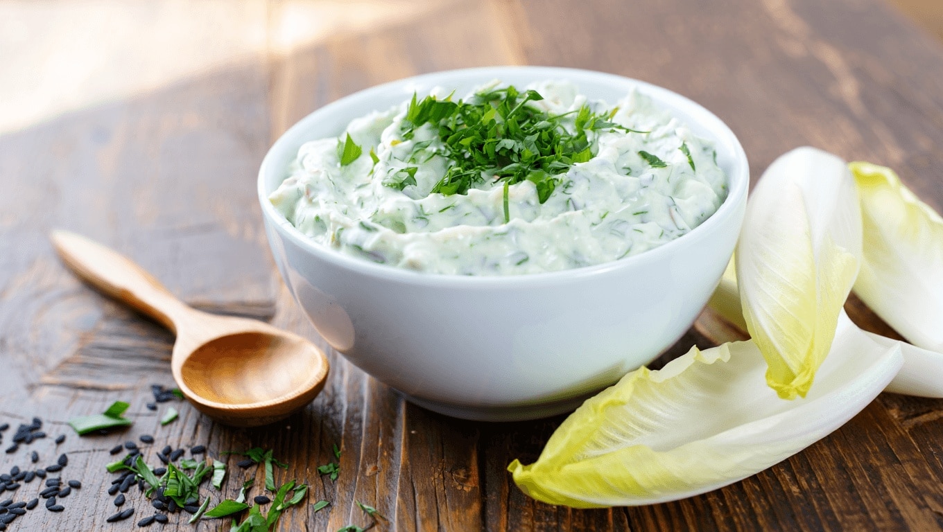 Tzatziki d'hiver : ce légume de saison inattendu à mettre dans la recette pour remplacer le concombre