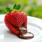 Oubliez la chantilly : voici la façon la plus originale de déguster les fraises cette année