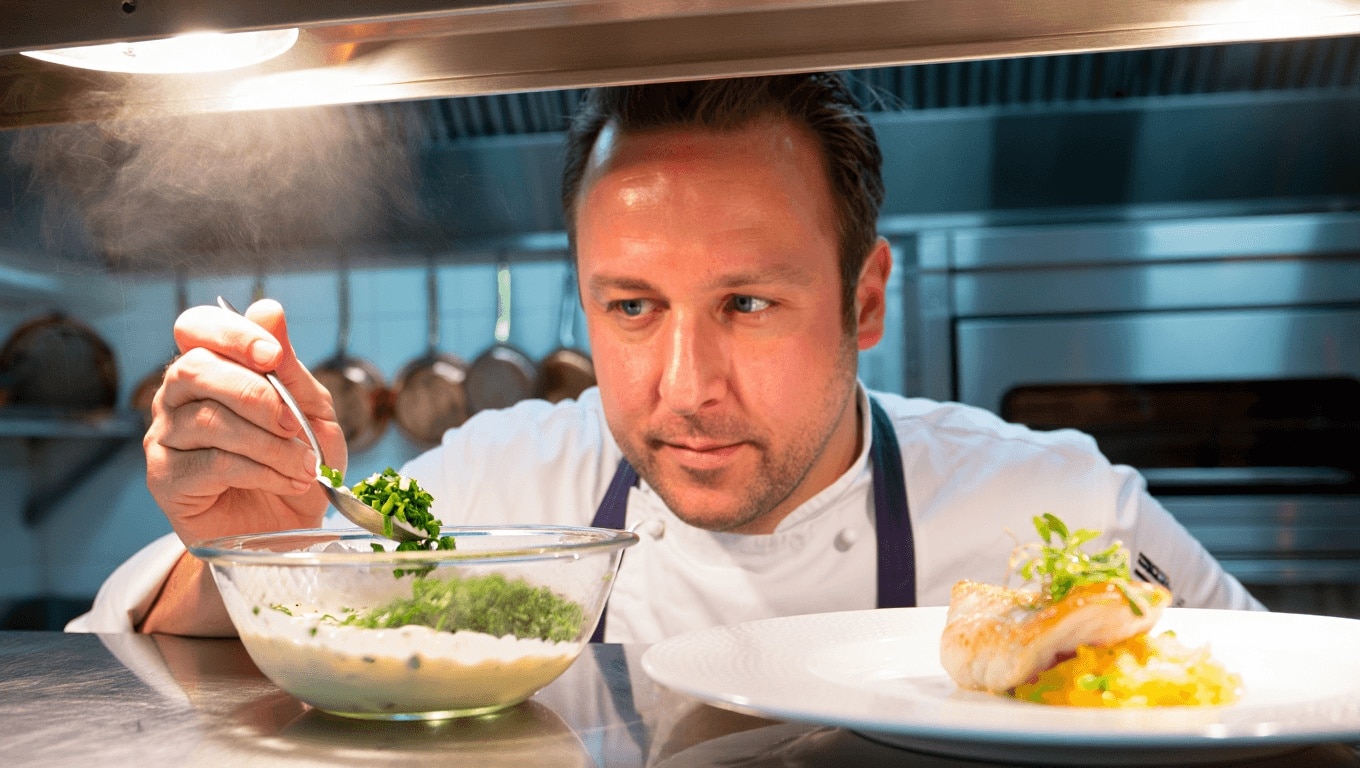 “C’est hyper simple” : le chef Eric Fréchon partage sa recette de sauce tartare !