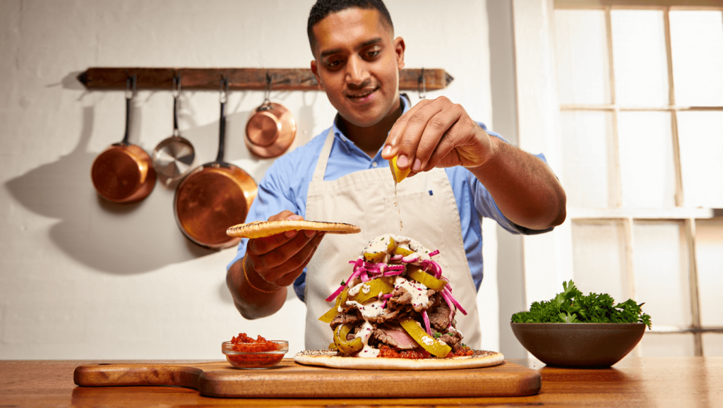 Le chef Mohamed Cheik dévoile son secret pour réussir un véritable shawarma à la maison
