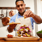 Le chef Mohamed Cheik dévoile son secret pour réussir un véritable shawarma à la maison