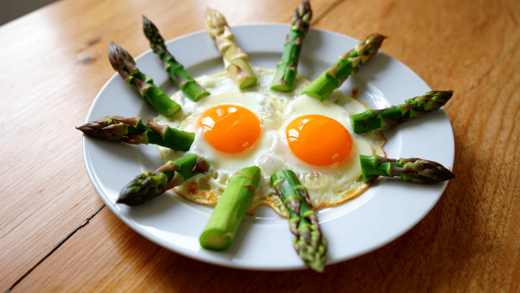 Laurent Mariotte dévoile sa recette express d'œufs cocotte aux asperges inspirée de son enfance