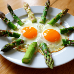 Laurent Mariotte dévoile sa recette express d'œufs cocotte aux asperges inspirée de son enfance
