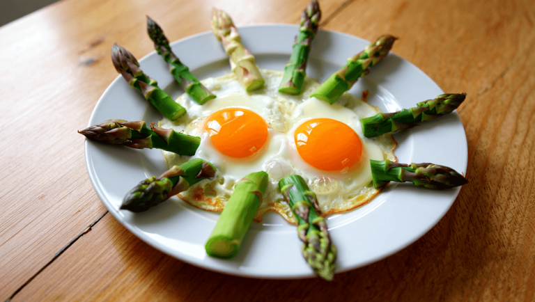 Laurent Mariotte dévoile sa recette express d'œufs cocotte aux asperges inspirée de son enfance