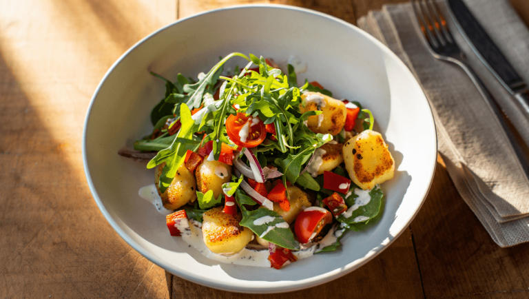 Salade de gnocchi crispy, ultra tendance, gourmande et équilibrée parfaite pour lété!