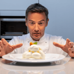 "Rapide et efficace !" : l'astuce magique du chef Norbert Tarayre pour faire son île flottante au micro-ondes