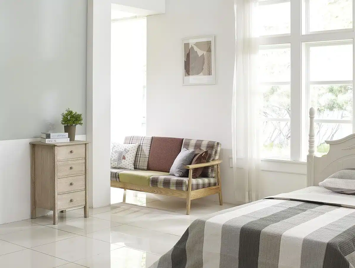 Mehrere Generationen sitzen zusammen in einem Wohnzimmer und sprechen miteinander