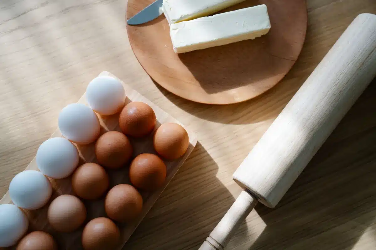 Ingredientes para brownies de cheesecake: mantequilla, huevos, queso crema y otros componentes básicos