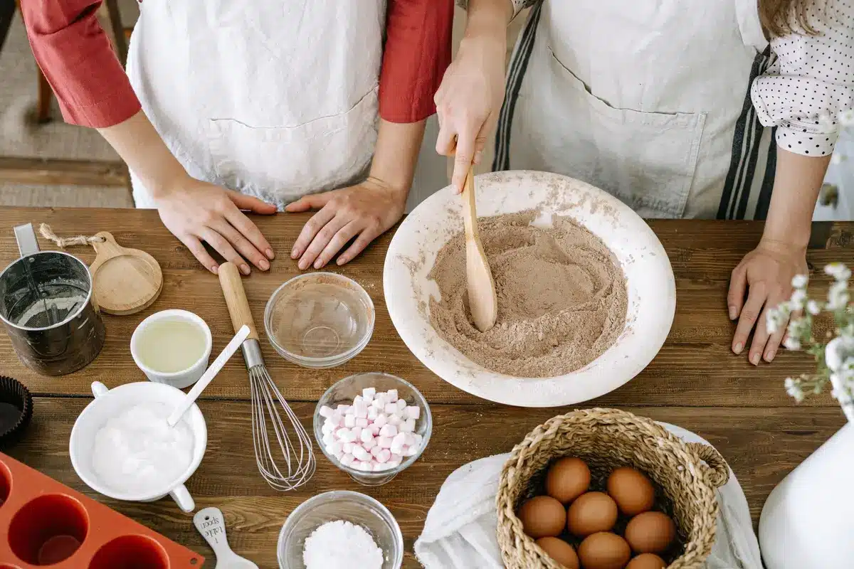 Ingredienti per le ciambelle al cioccolato: farina, cacao, zucchero e altri elementi di base