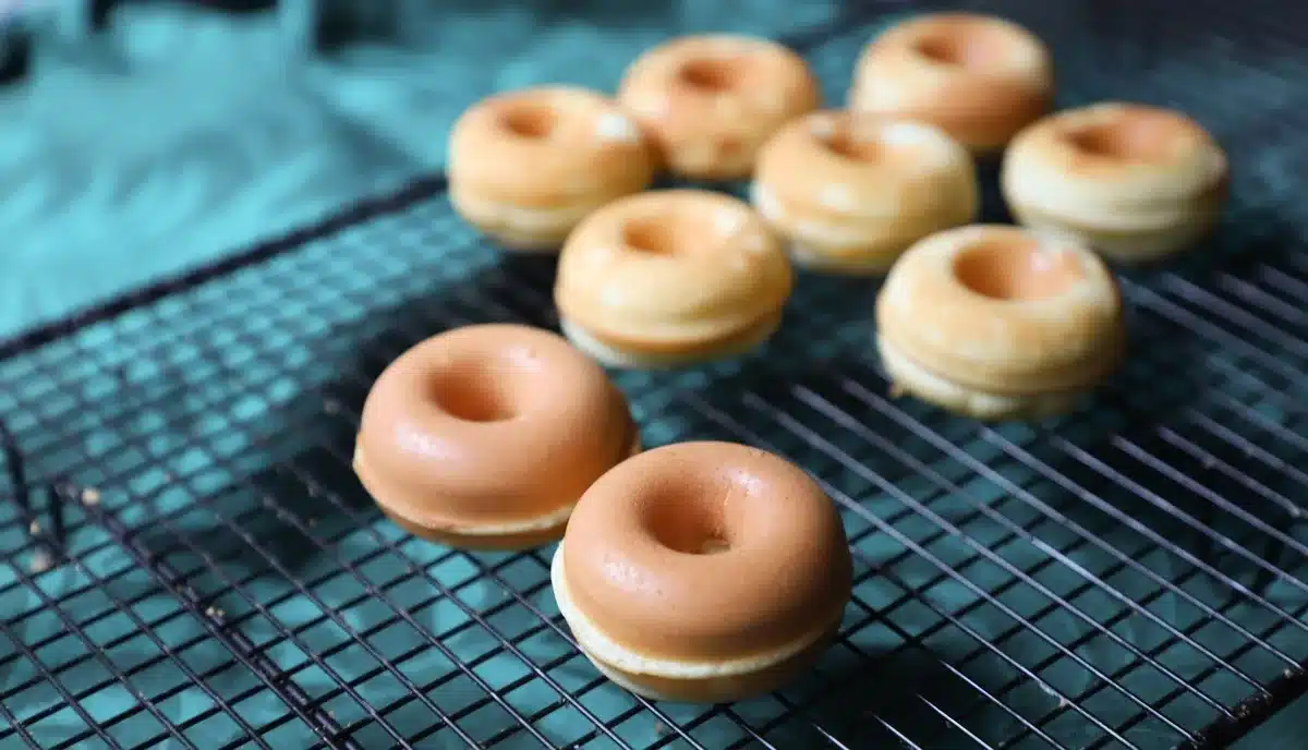 Ciambelle al cioccolato appena sfornate in una teglia per mini ciambelle
