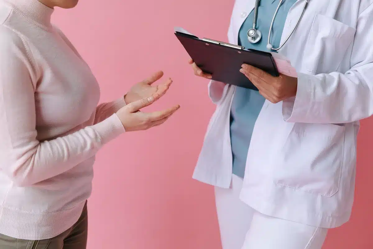Médico y paciente discutiendo opciones de tratamiento con medicamentos en una consulta clínica.