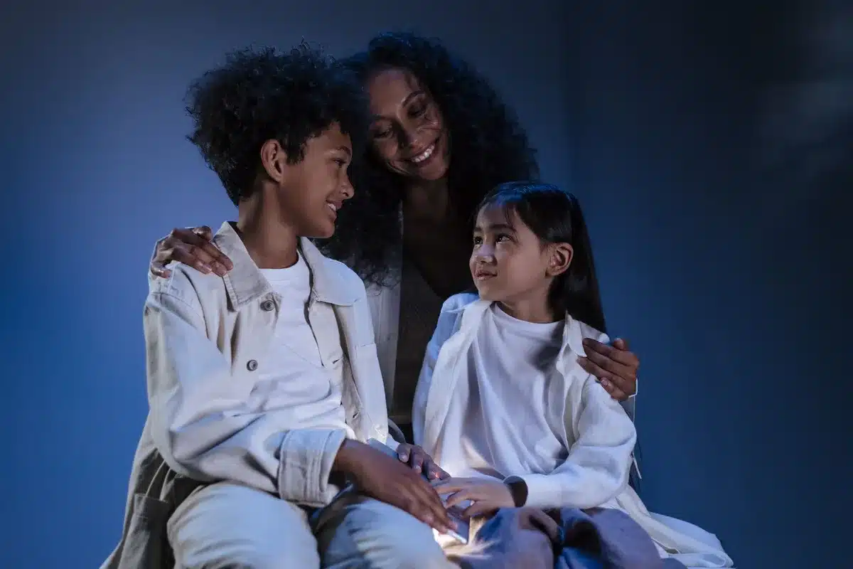 Familia unida con niños de diferentes edades compartiendo un momento feliz