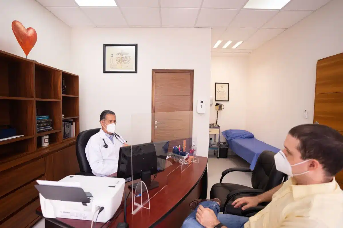 Médecin consultant patient lors d'une visite médicale