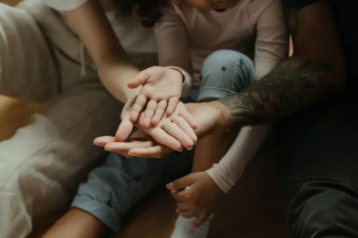 Groupe de soutien se tenant les mains dans un moment d'entraide