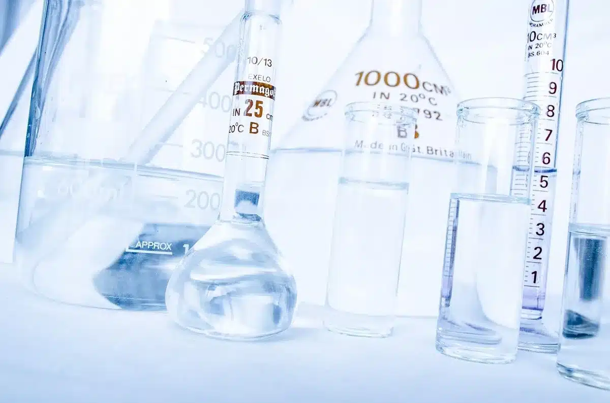 Laborant führt Qualitätskontrolltests an pharmazeutischen Proben durch