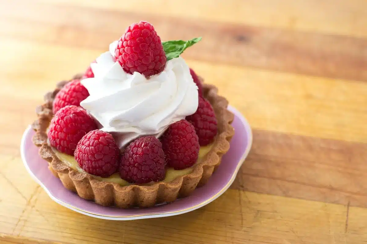 Tartas frescas de pastelería francesa con ingredientes locales salvadoreños en plato