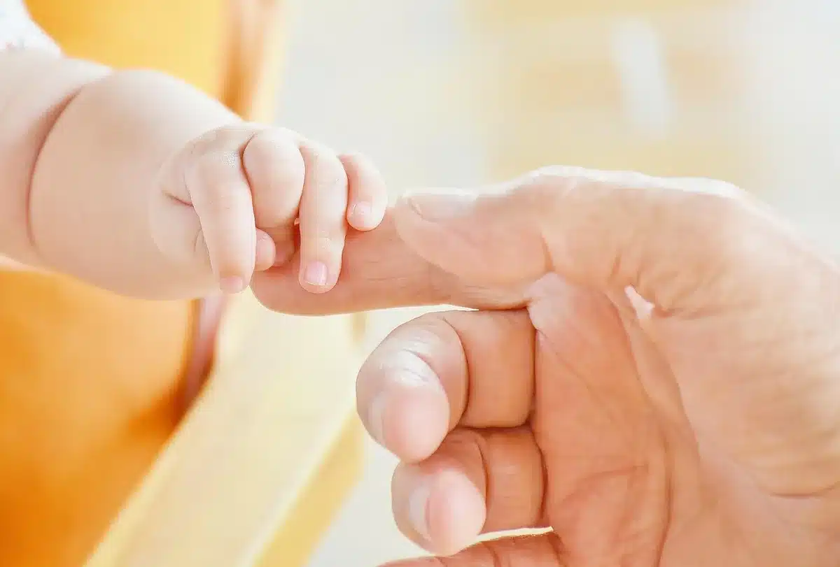 Bassinette et détails de naissance dans une chambre douce
