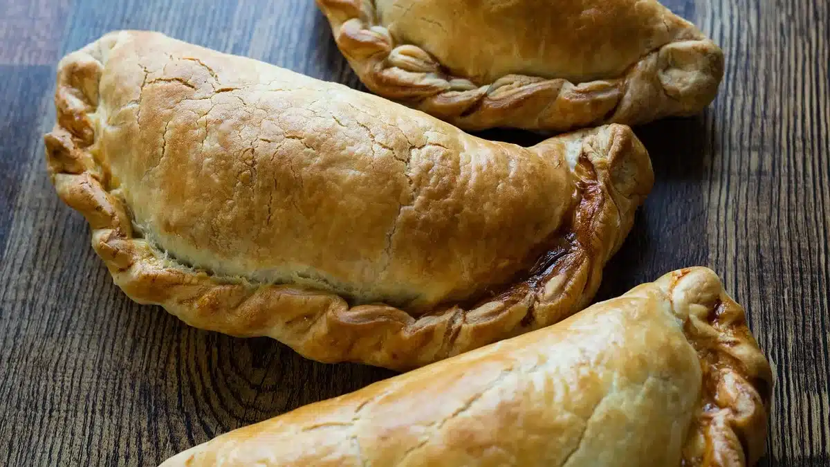 Ingrédients pour la galette des rois : pâte feuilletée, crème de frangipane, amandes et beurre