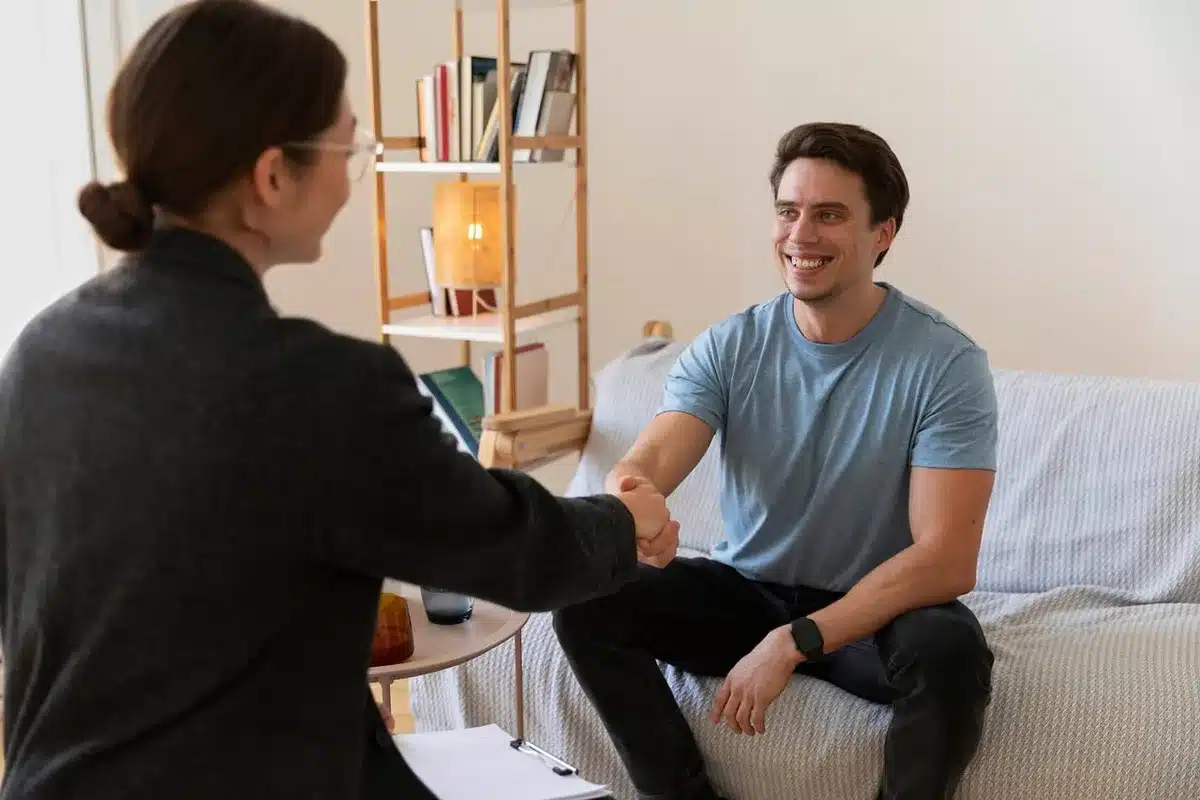 Menschen sitzen in einem Kreis und sprechen miteinander in einer unterstützenden Umgebung