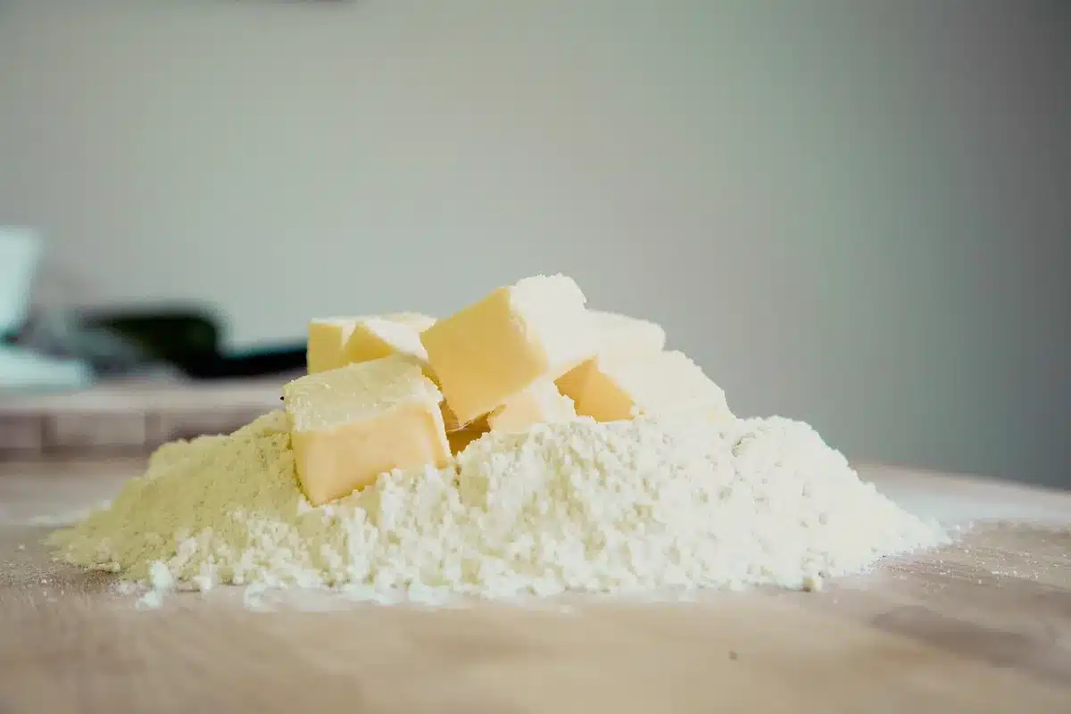 Frische Erdbeeren, Butter und Backzutaten auf einer Arbeitsfläche