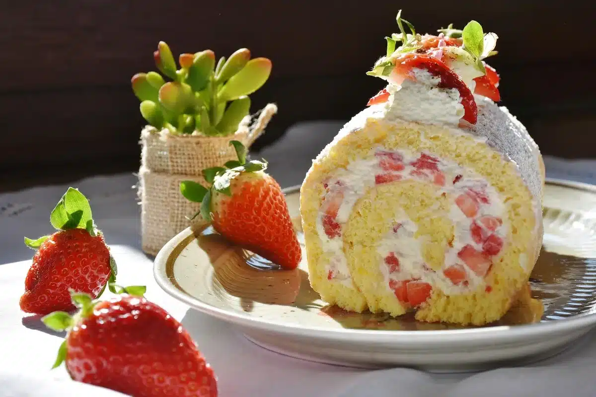 Geschichteter Erdbeerkuchen mit Keks, Erdbeeren und Sahne